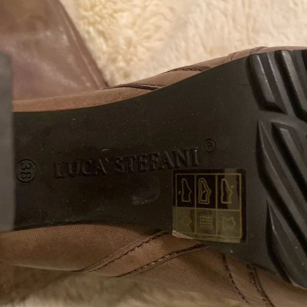 Taupe colored boots - Picture 7 of 7